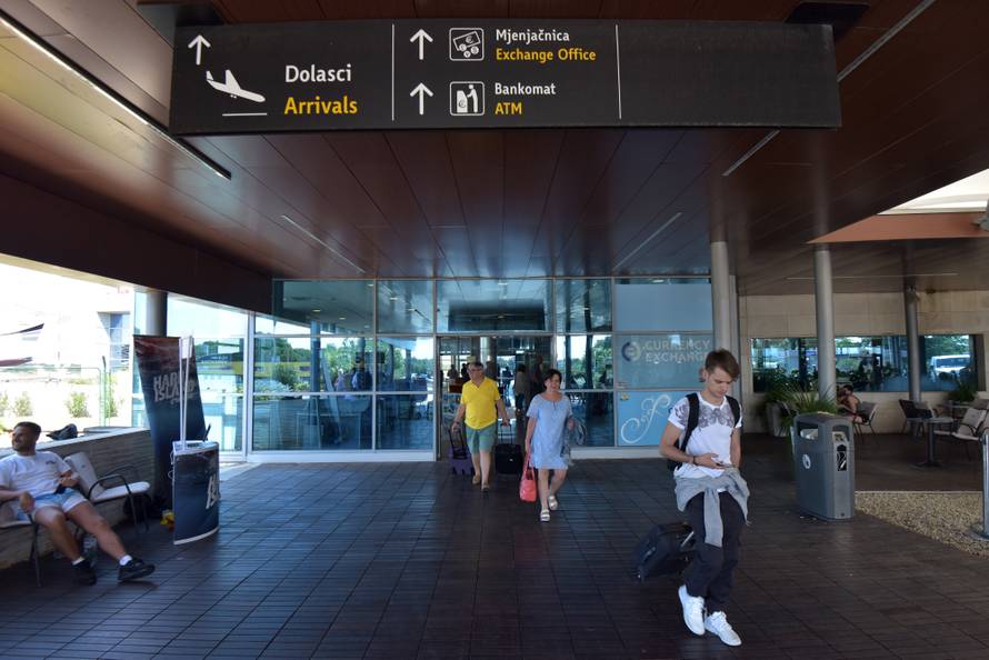 Avion CA u Zadru: 'Čekali smo satima, osjećamo se prevareno'