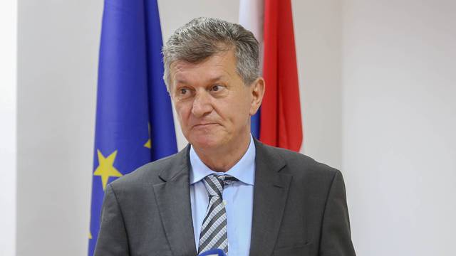 Zagreb: Ministar KujundÅ¾iÄ potpisao ugovor o nabavi robotskog kirurÅ¡kog sustava