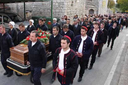 Vesnu Parun pokopali su na Šolti kako je i sama zaželjela