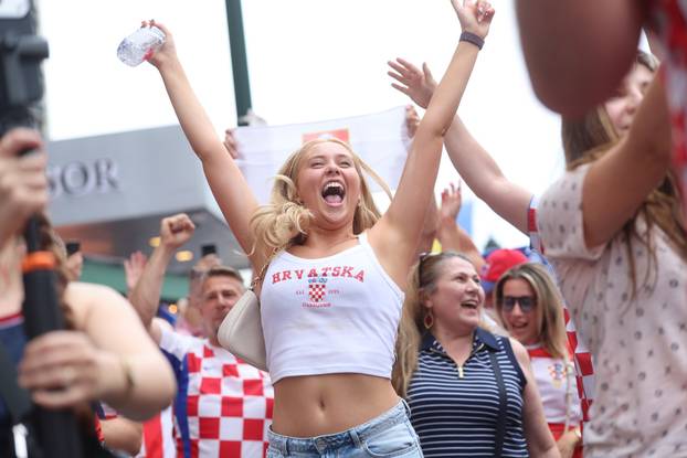 SP 2026 Philadelphia: Navijači se okupljaju prije razvijanja hrvatske zastave uoči utakmice s Ganom