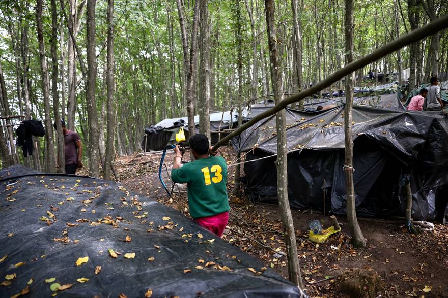 Migranti napravili novi kamp kod Velike Kladuše: Pripremaju se za ulazak u Hrvatsku