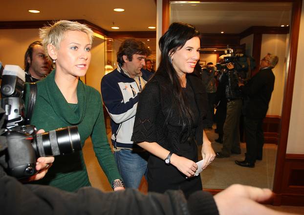 Zagreb: Nives Celzijus na konferenciji za medije zbog književne nagrade "Kiklop" koja joj nije dodiljena - 2008.