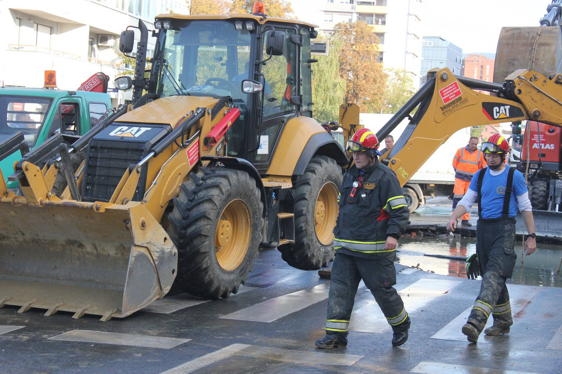 Ponovno pukla cijev na Selskoj: Vatrogasci od jutra ispumpavali vodu iz poplavljenih objekata