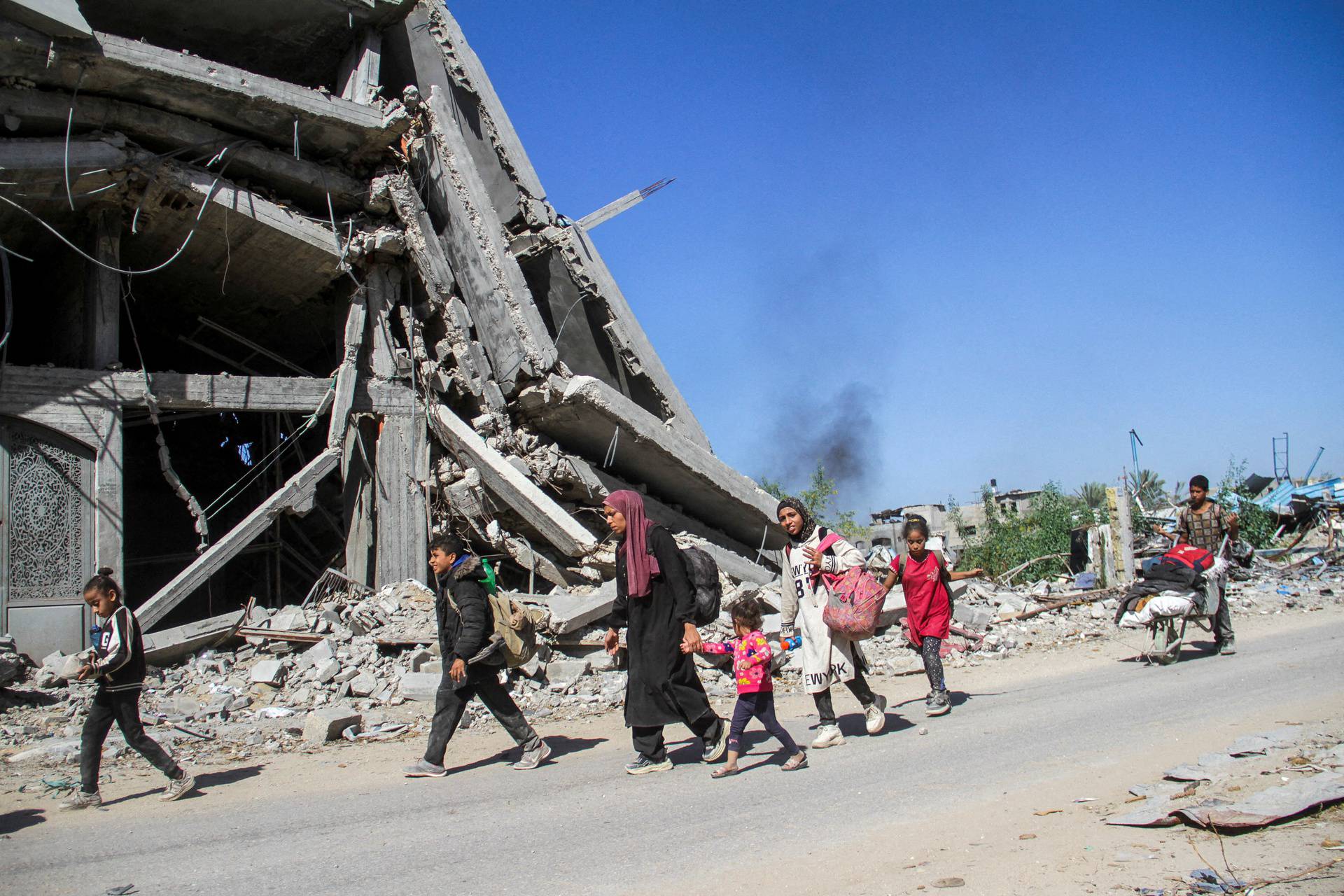 FILE PHOTO: Displaced Palestinians flee the northern part of Gaza amid an Israeli military operation, in Jabalia in the northern Gaza Strip