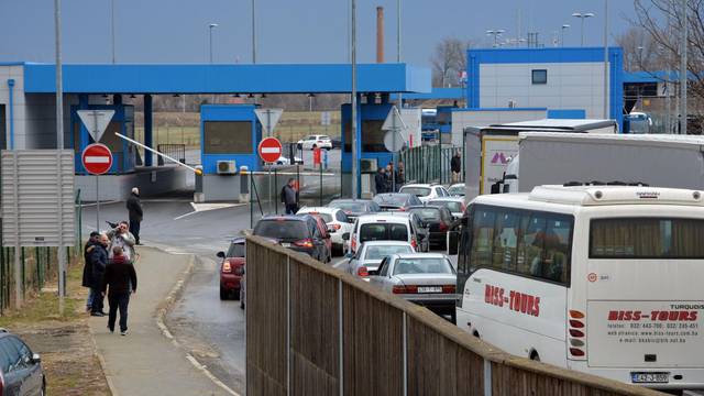 Slavonski Brod: Kolone na granici zbog pada informatiÄkog sustava MUP-a