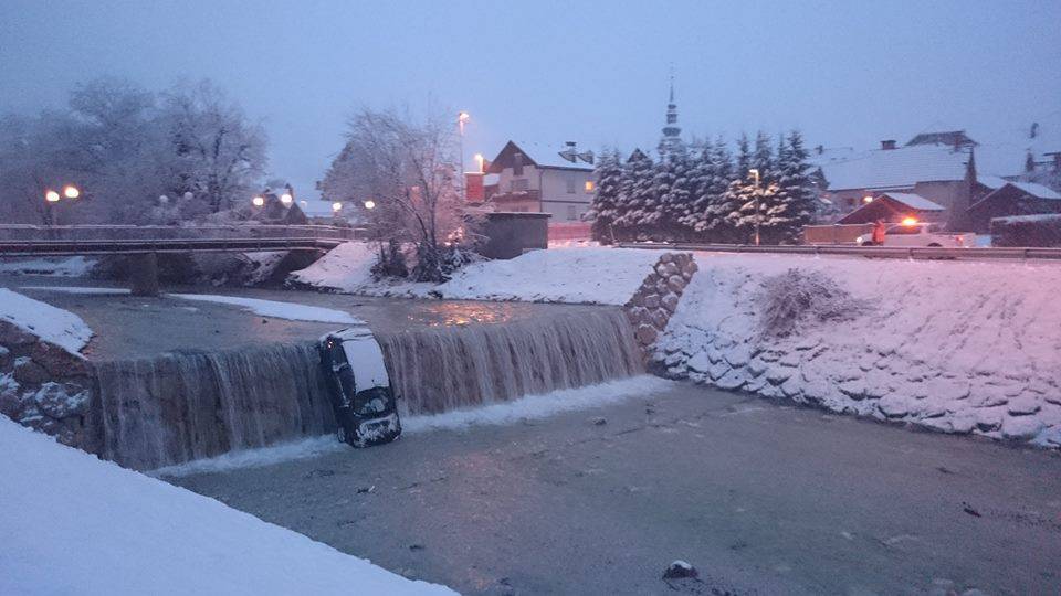 Sletio je s ceste, upao u potok, pao niz slap i završio na 'nosu'