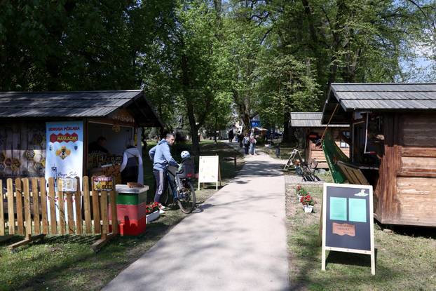 U Dugom selu održan je sajam cvijeća