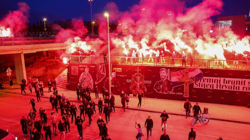 FOTO Torcida i HOS bakljadom obilježili godišnjicu HOS-a...