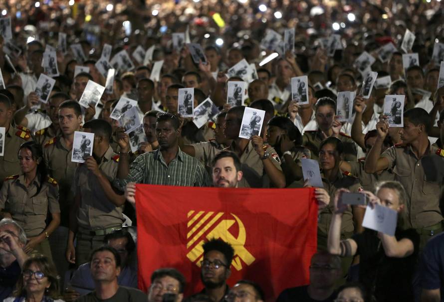 Cadets and sailors hold images of Cuba's late President Fidel Castro as they pay tribute in Havana