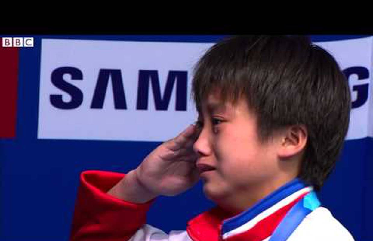 Sjevernokorejska skakačica u vodu pustila suzu i salutirala