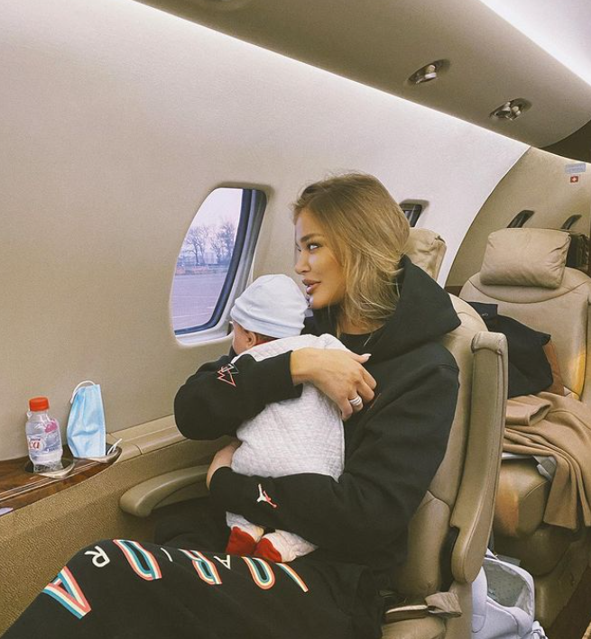 Sofija raznježila fanove novom fotkom: Najmlađi putnik na letu