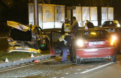 Pijani vozač Land Rovera 'pokupio' dva automobila