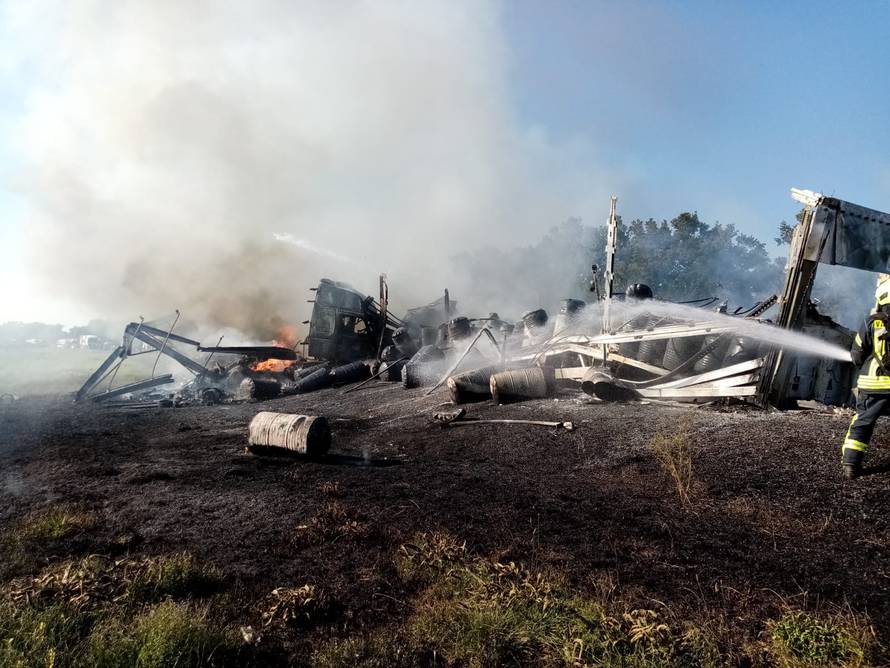 Prizori užasa s autoceste: Dvoje ljudi poginulo u teškoj nesreći