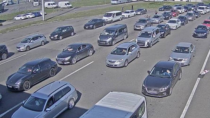 Velike gužve na autocestama i granicama, prometna nesreća na Jadranskoj magistrali