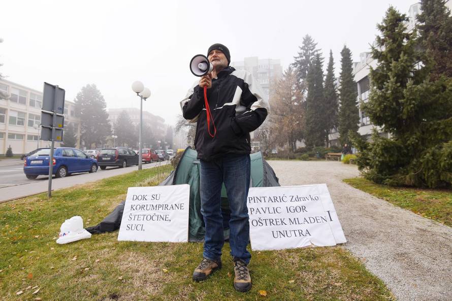 Ispred suda u Varaždinu stavio šator: 'Tražim smjenu sudaca'