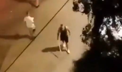 VIDEO Užas u Beogradu! Delije palicama premlatile nekoliko navijača Lecha, letjele i baklje