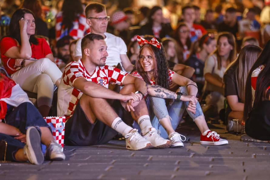 Osijek: Navijači prate utakmicu Hrvatska  - Portugal 