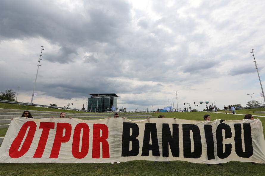 Zagreb: Aktivisti prekinuli konferenciju za medije Milana Bandića na fontanama