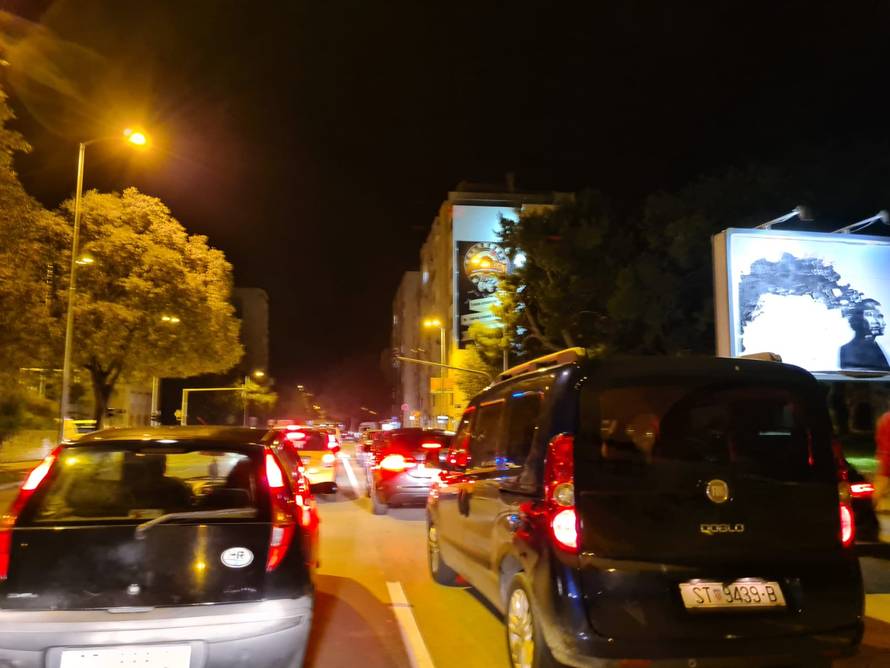 Video iz Splita: Torcida održava mimohod Vukovarskom ulicom