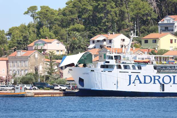 Mali Lošinj: U tijeku je očevid nakon što je troje djelatnika Jadrolinije poginulo nakon pada rampe