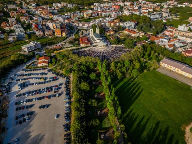 Međugorje: Poslijepodnevna misa ispred crkve sv. Jakova na Uskrs