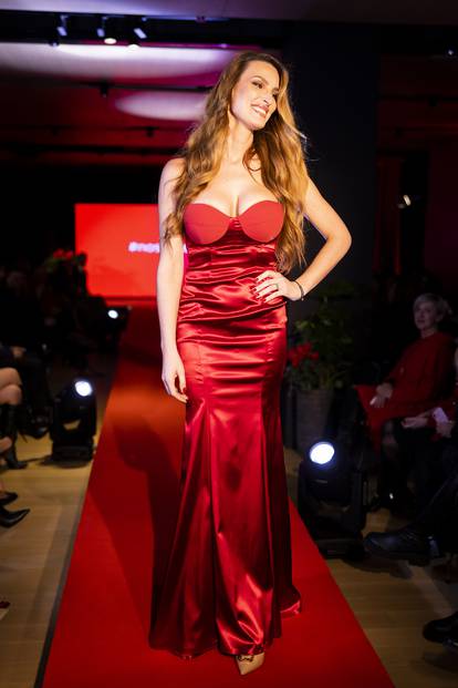 Split: Održana revija povodom Dana crvenih haljina