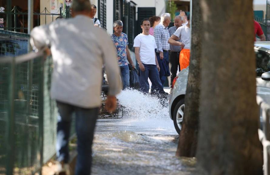 Split: Zbog puknute glavne vodovodne cijevi ulice zavrÅ¡ile pod vodom
