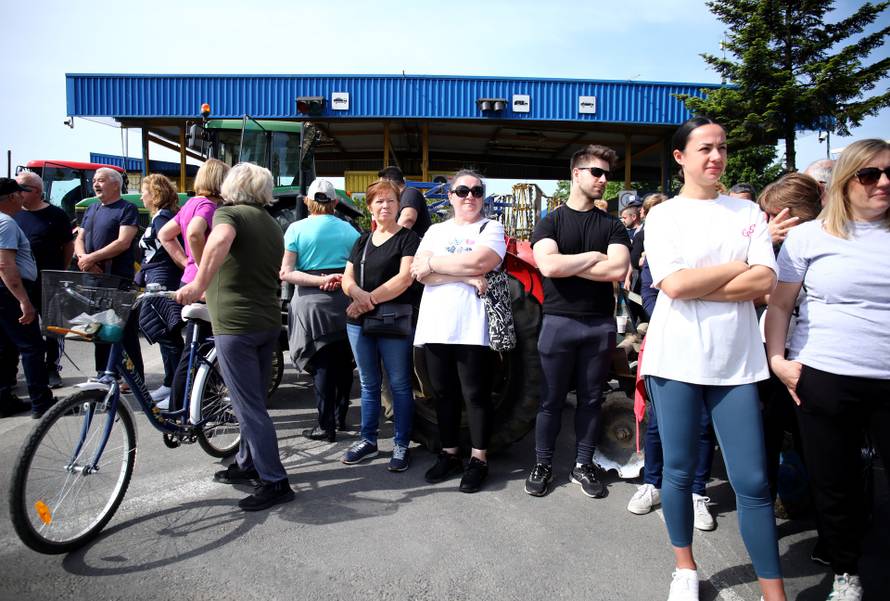 Zagreb: Građani traktorima blokirali ulaz na odlagalište otpada Jakuševec 