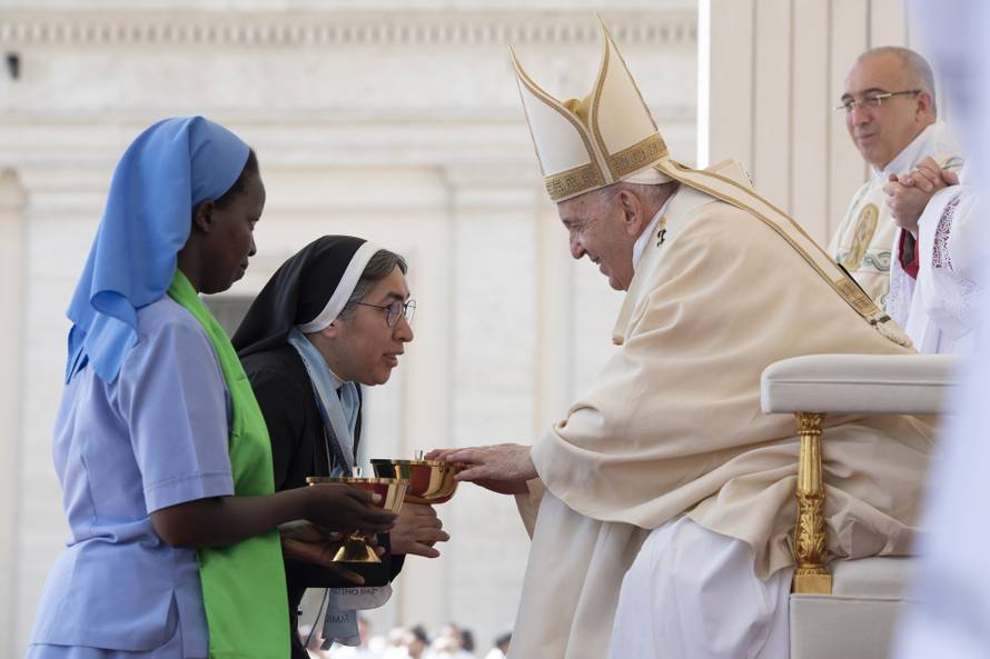 ITALY - POPE FRANCISPRESIDES OVER THE CELEBRATION OF THE CANONIZATION OF BLESSEDS IN ST PETER SQUARE AT THE VATICAN - 2022/05/15