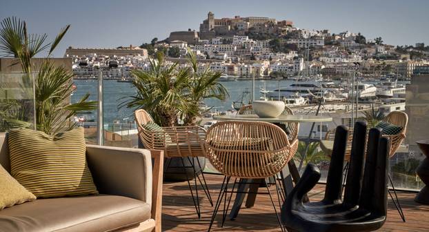 Sama pomisao na Ibizu priziva slike savršenog odmora, ali ovaj hotel je pravi jackpot!