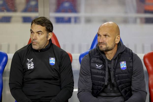 Zagrijavanje nogometaša uoči početka utakmice 13. kola SuperSport HNL-a između Hajduka i Osijeka