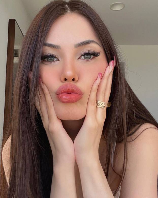 FOTO Lijepa Claudia iz Brazila nevjerojatno sliči Megan Fox, a prati je osam milijuna ljudi