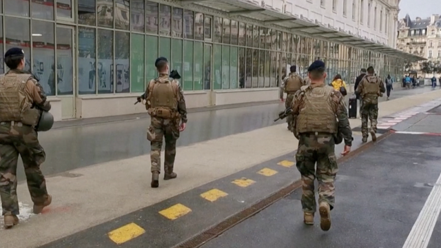VIDEO Opsadno stanje u Parizu: Napadač nožem i čekićem ranio troje ljudi, jedan se bori za život