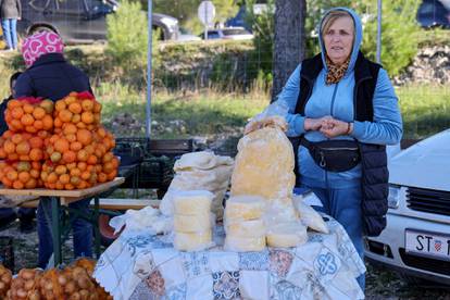 FOTO Pogledajte kako je bilo na sajmu u Benkovcu: Deset kila jabuka 8 eura, kolut sira za 12