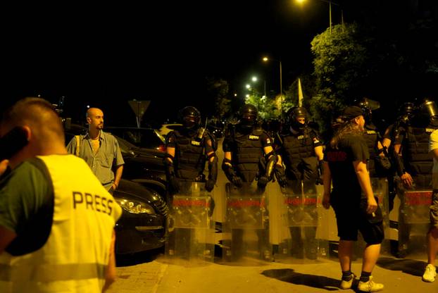 Novi Sad: Plato ispred Filozofskog fakulteta okupirala je policija zbog paljena vatrometa