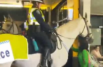 Žena pokušala udariti konja u glavu, onda reagirao policajac