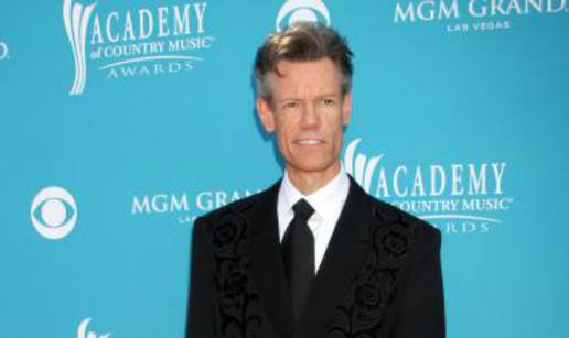 Randy Travis imao moždani udar, operirali ga, kritično je