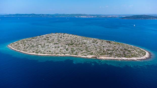 Otok Bavljenac izgleda kao divovski otisak prsta i nezaobilazna je atrakcija u šibenskom arhipelagu