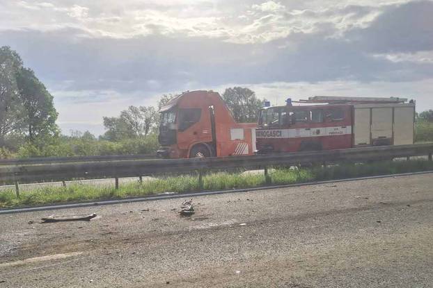 GALERIJA Stravični prizori s A3: Počelo izvlačenje prevrnutog busa. Auto potpuno smrskan