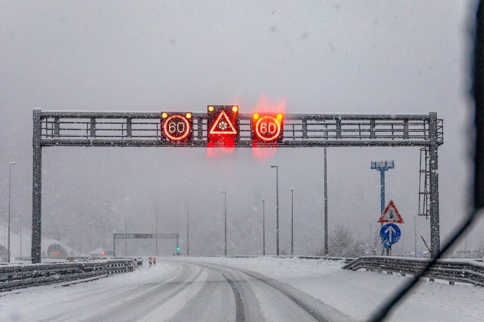 Gusti snijeg i poledica otežavaju prometovanje na autocesti A6 Zagreb - Rijeka
