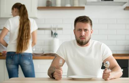 Žena kuha odvojene obroke za muža jer on želi posebnu hranu: 'Za to krivim njegovu majku'