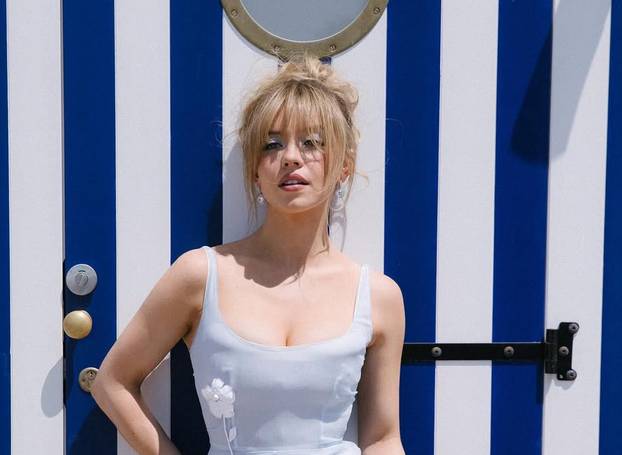 FOTO Sydney Sweeney ponovno je privukla poglede: Utegnula se u haljinu i pokazala dekolte