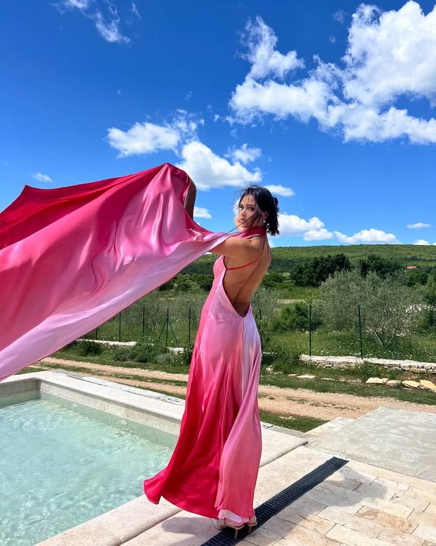 FOTO Noge do poda! Naša Miss Universe ponosno pokazuje svih svojih impresivnih 191 cm visine