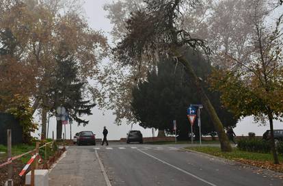 FOTO Gusta magla prekrila ulice u Slavonskom Brodu