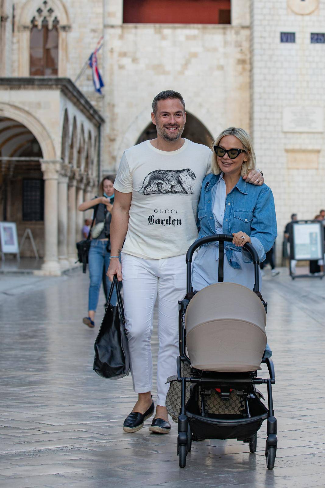 Dubrovnik: Maja Šuput sa suprugom i sinom u šetnji po Stradunu 