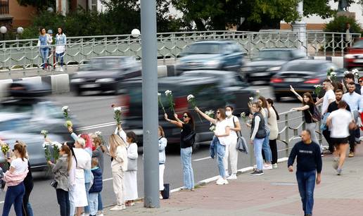 Potpuna suprotnost noćnim prosvjedima: Žene na ulicama Minska ljudima dijele cvijeće