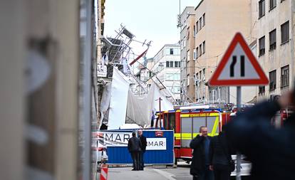 FOTO: U centru grada urušila se skela, prizori su dramatični...