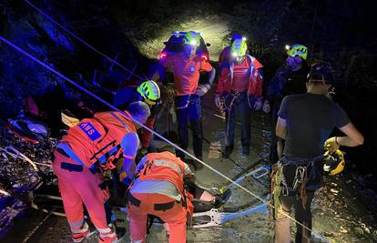 S troje suputnika pijan sletio u provaliju duboku 40 metara, u autu bila i trudna djevojka (22)