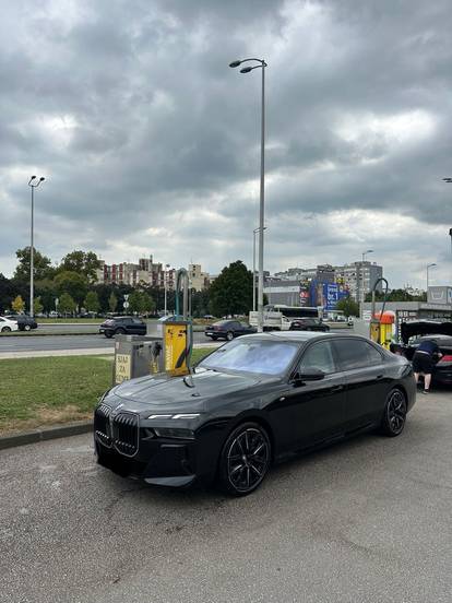 FOTO Pogledajte luksuzni BMW iz Zagreba! Ima kino i 'masira' vas. Prodaje se za 155.000 eura