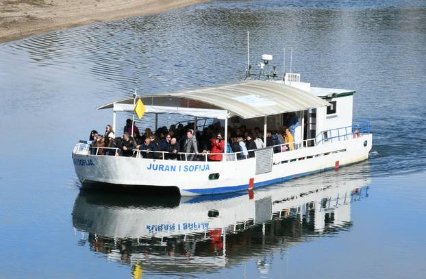 Sisak: Plovidba turističkog broda "Juran i Sofija" rijekom Kupom